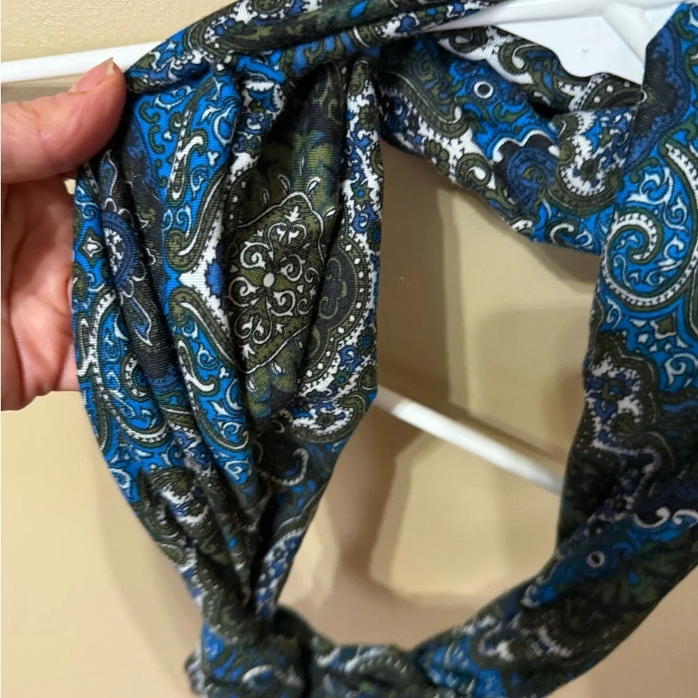 Elegant Paisley Blue and Green scarf